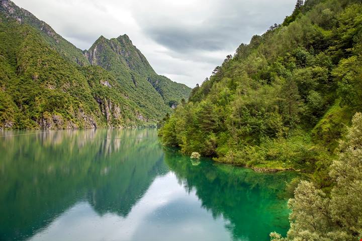 Non è la Norvegia: questo fiordo italiano si nasconde tra montagne, acqua verde e borghi silenziosi