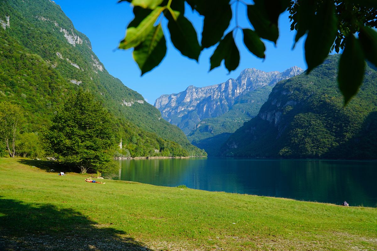 Non è la Norvegia: questo fiordo italiano si nasconde tra montagne, acqua verde e borghi silenziosi