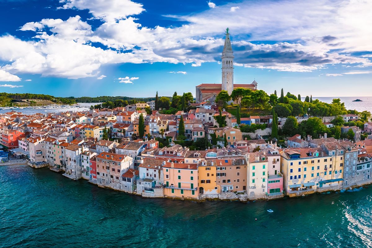 Vicoli in pietra e scorci sul mare: con la sua isola rotonda è la meta più romantica di tutto l'Adriatico