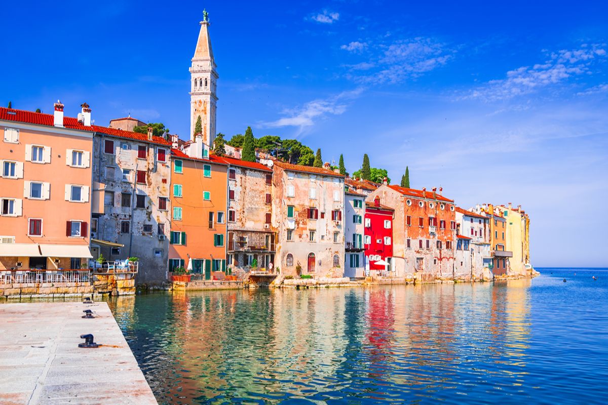 Vicoli in pietra e scorci sul mare: con la sua isola rotonda è la meta più romantica di tutto l'Adriatico