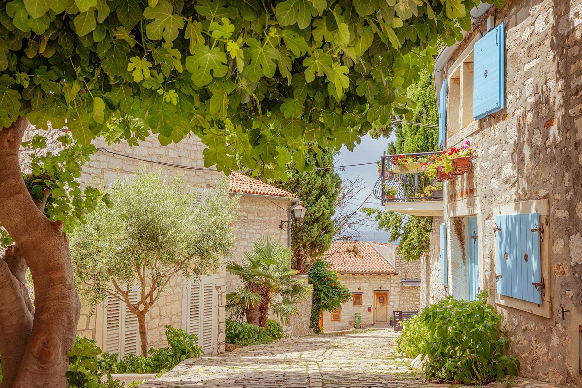 Vicoli in pietra e scorci sul mare: con la sua isola rotonda è la meta più romantica di tutto l'Adriatico