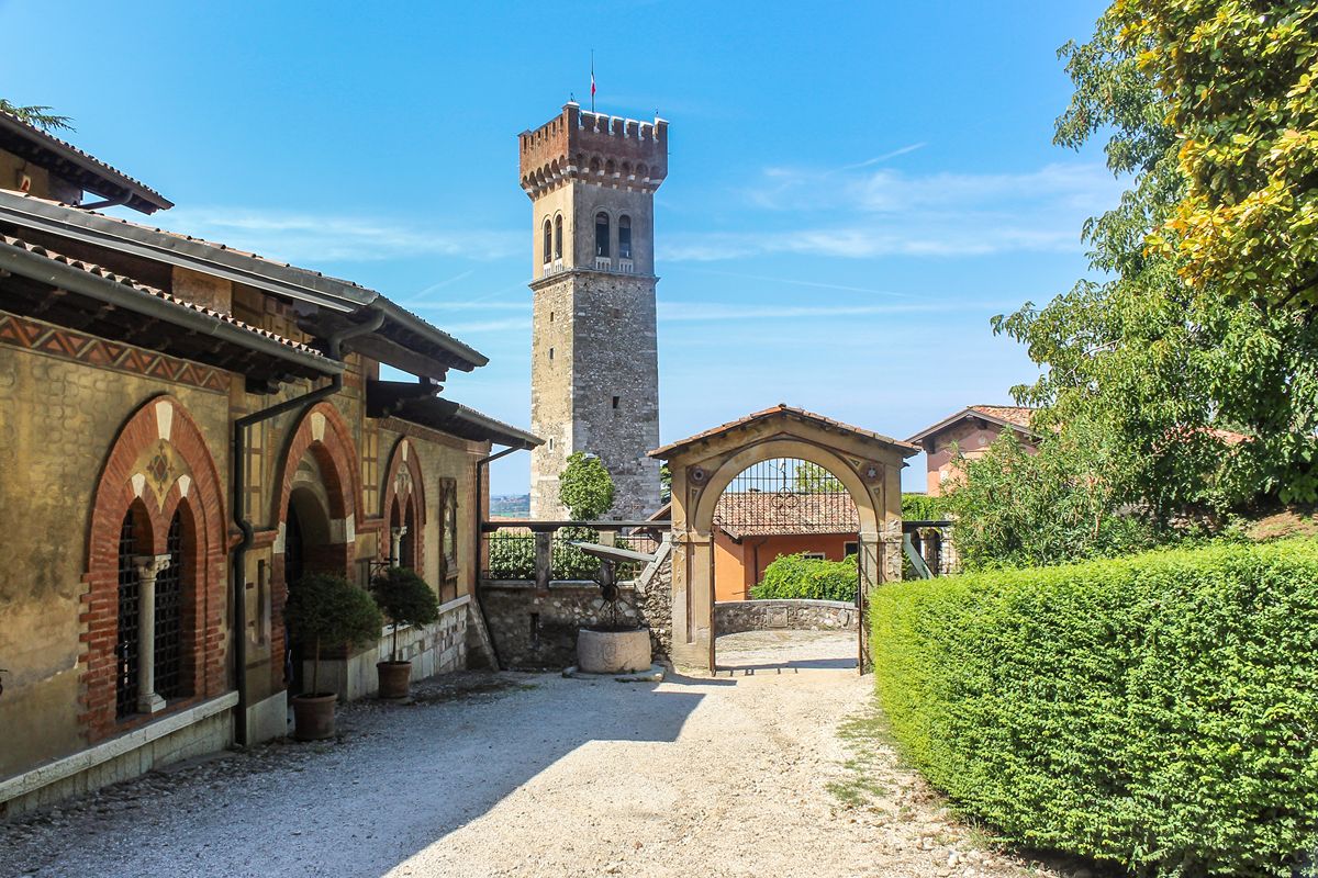 Dominata da un'imponente Rocca medievale, questo borgo bresciano regala una vista mozzafiato sul Lago di Garda