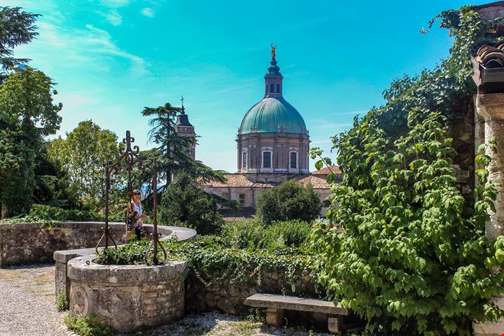 Dominata da un'imponente Rocca medievale, questo borgo bresciano regala una vista mozzafiato sul Lago di Garda
