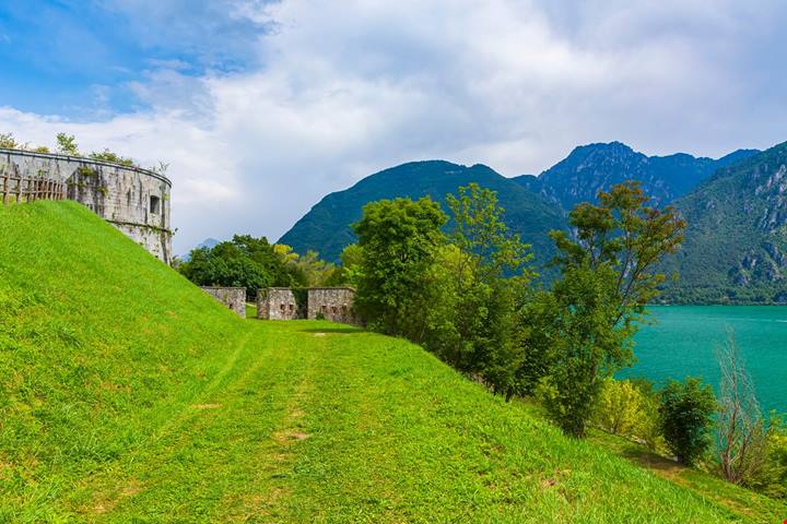 È la fortezza napoleonica più grande d'Italia: da qui la vista sul lago ti regalerà una gita fuori porta emozionante