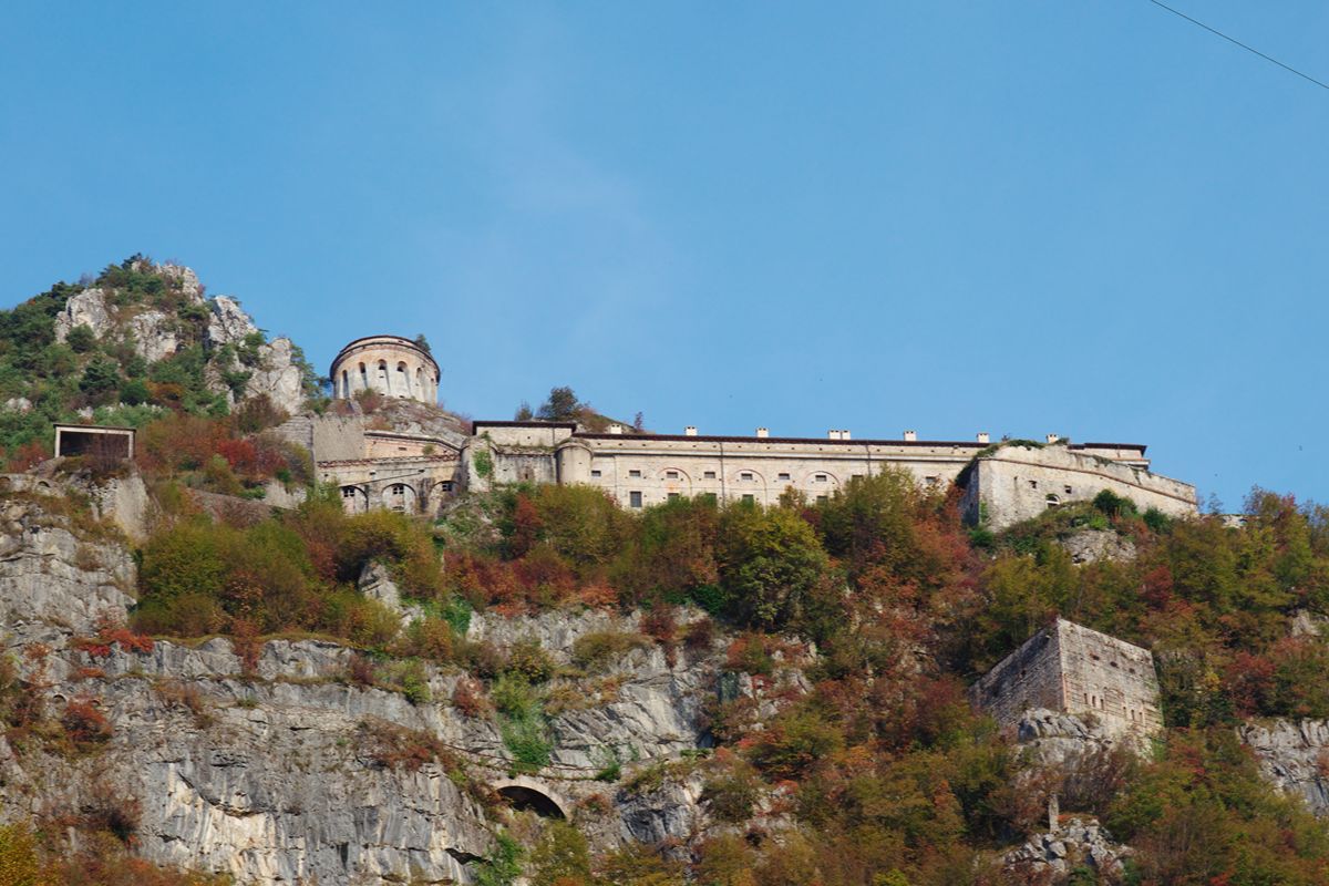 È la fortezza napoleonica più grande d'Italia: da qui la vista sul lago ti regalerà una gita fuori porta emozionante