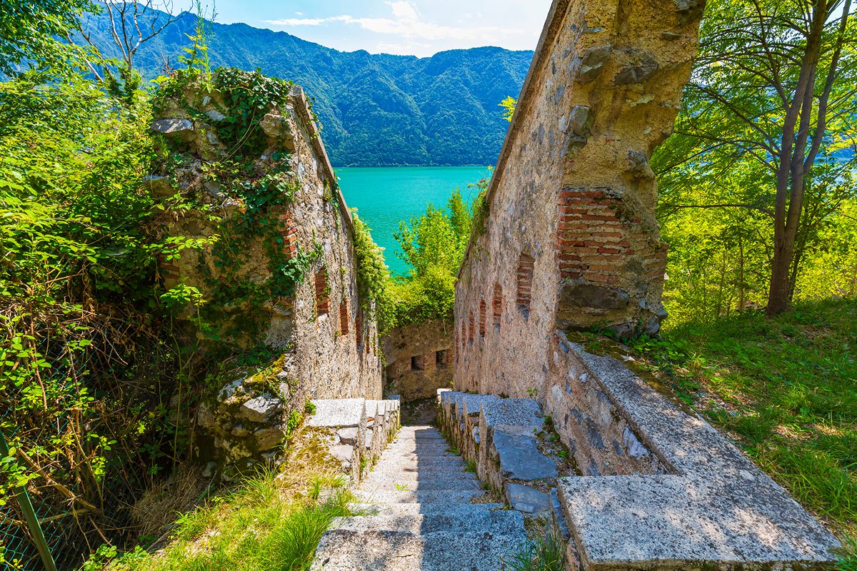 È la fortezza napoleonica più grande d'Italia: da qui la vista sul lago ti regalerà una gita fuori porta emozionante