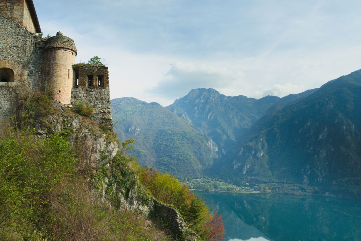 È la fortezza napoleonica più grande d'Italia: da qui la vista sul lago ti regalerà una gita fuori porta emozionante