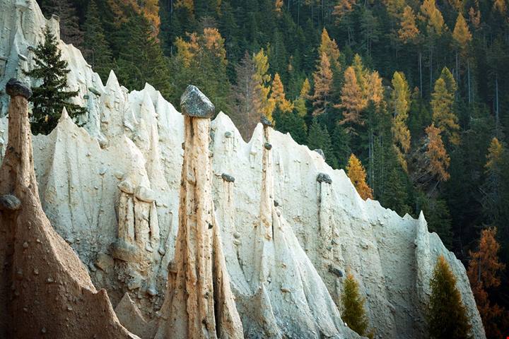 La valle italiana dove si cammina tra piramidi di terra: un paesaggio che sembra irreale