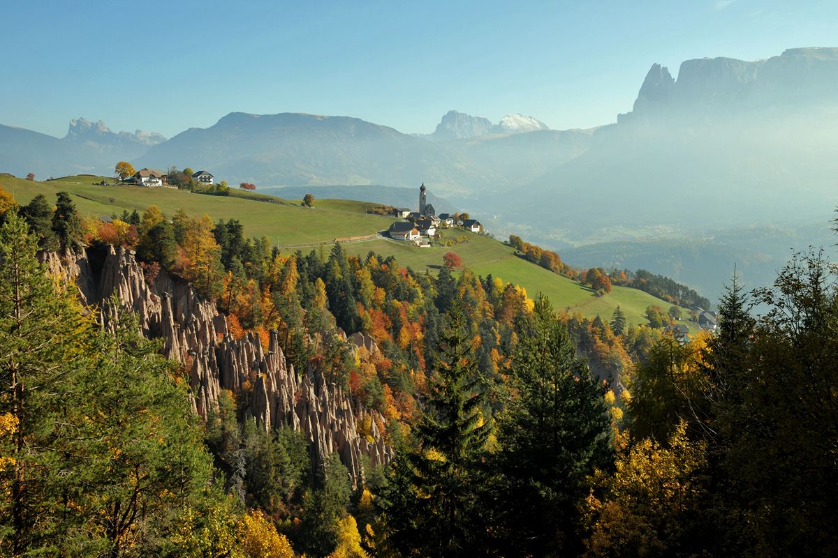La valle italiana dove si cammina tra piramidi di terra: un paesaggio che sembra irreale
