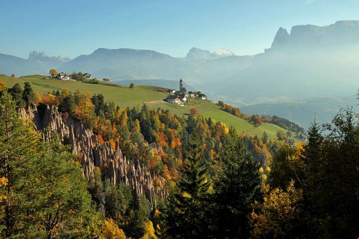 La valle italiana dove si cammina tra piramidi di terra: un paesaggio che sembra irreale