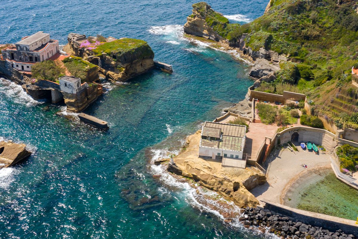 Davanti le coste di Napoli c'è un'isola maledetta: chiunque ha posseduto questo luogo ha finito per pentirsene
