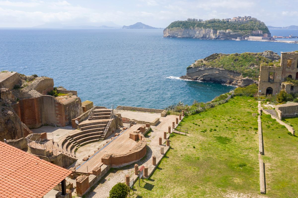 Davanti le coste di Napoli c'è un'isola maledetta: chiunque ha posseduto questo luogo ha finito per pentirsene