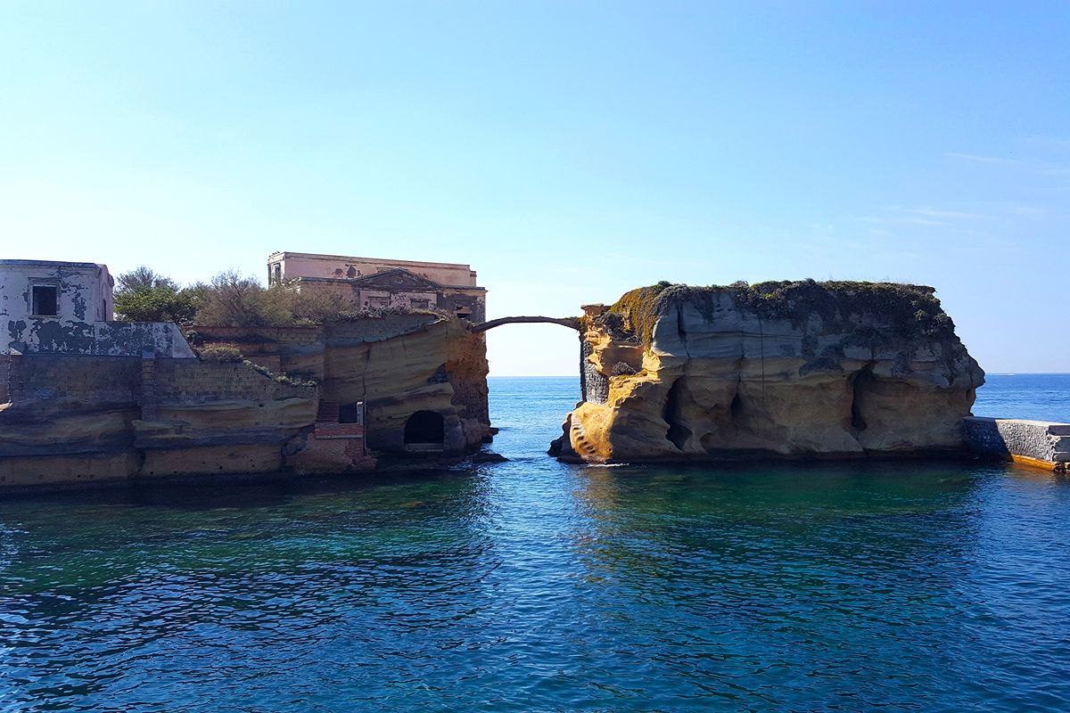 Davanti le coste di Napoli c'è un'isola maledetta: chiunque ha posseduto questo luogo ha finito per pentirsene