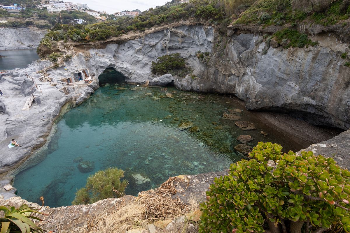 Incastonate nella roccia vulcanica e bagnate da acque cristalline, sono tra i luoghi più affascinanti e amati dell'isola
