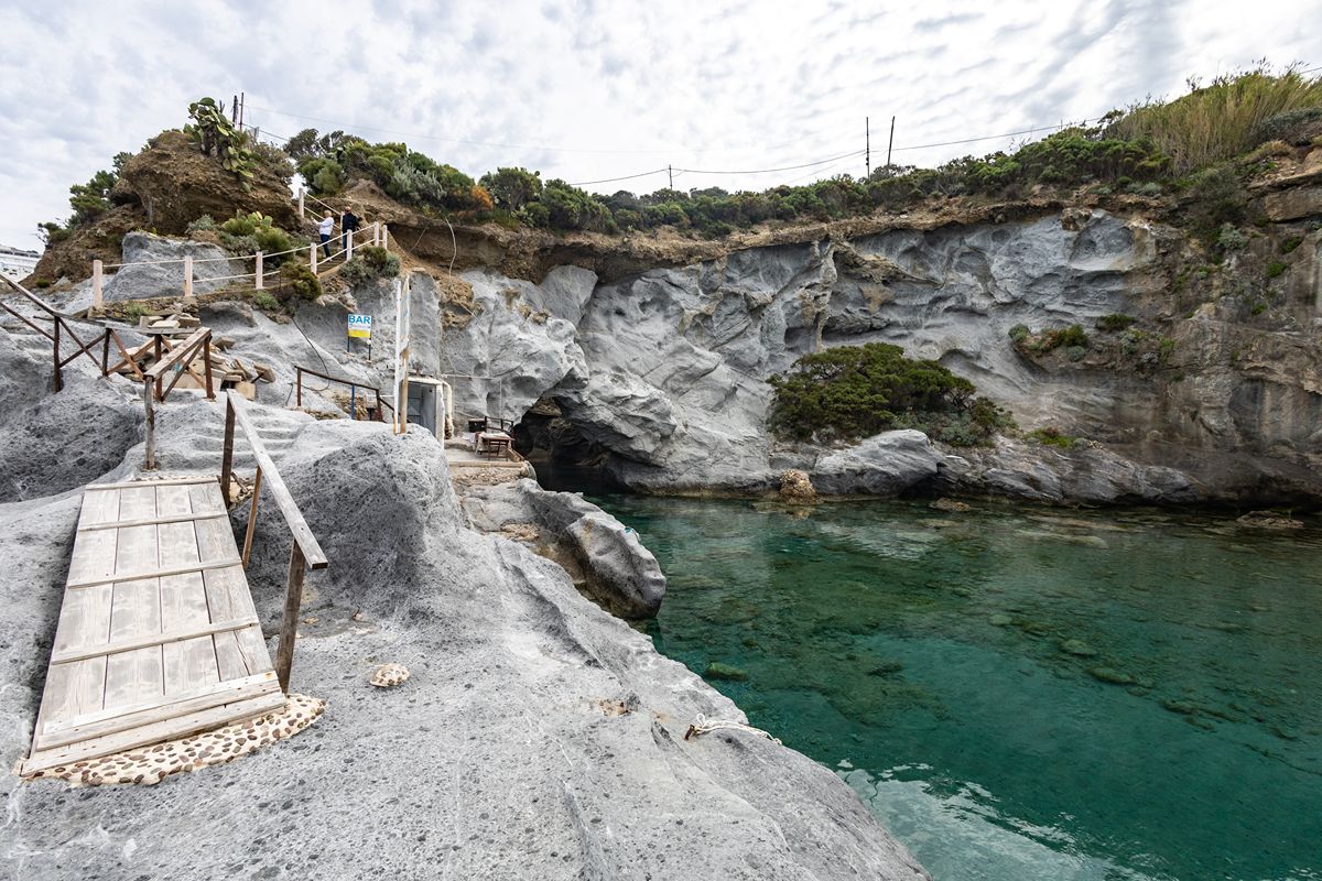 Incastonate nella roccia vulcanica e bagnate da acque cristalline, sono tra i luoghi più affascinanti e amati dell'isola
