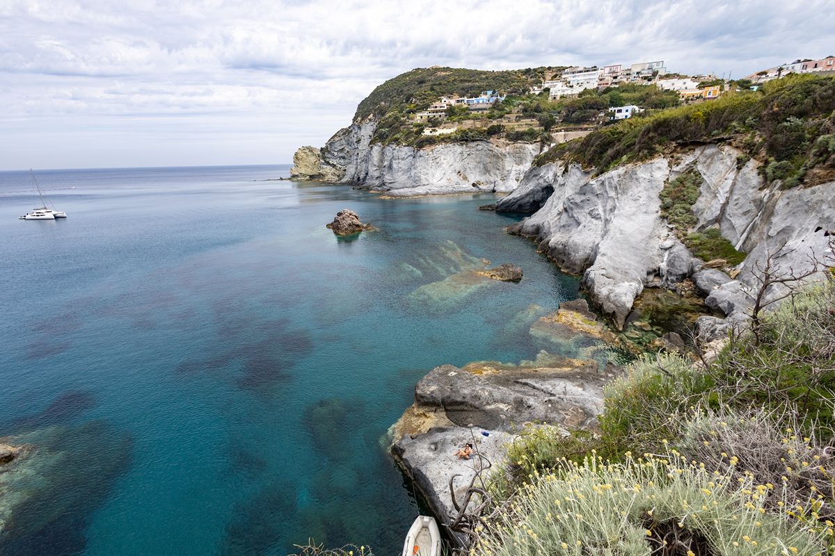 Incastonate nella roccia vulcanica e bagnate da acque cristalline, sono tra i luoghi più affascinanti e amati dell'isola