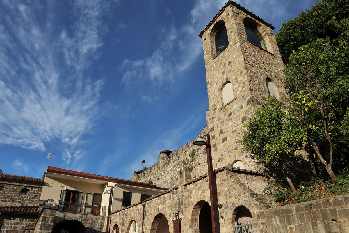 1000 anni di storia racchiusi in un castello: a un'ora da Napoli c'è la rocca più famosa di tutta la Campania