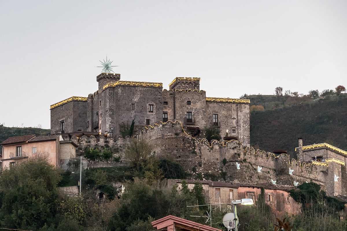 1000 anni di storia racchiusi in un castello: a un'ora da Napoli c'è la rocca più famosa di tutta la Campania