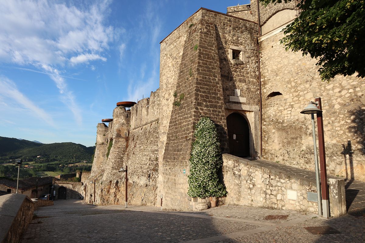 1000 anni di storia racchiusi in un castello: a un'ora da Napoli c'è la rocca più famosa di tutta la Campania