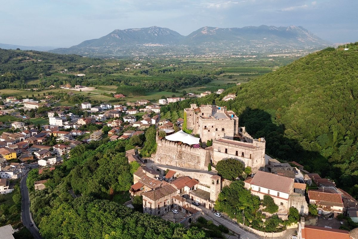 1000 anni di storia racchiusi in un castello: a un'ora da Napoli c'è la rocca più famosa di tutta la Campania