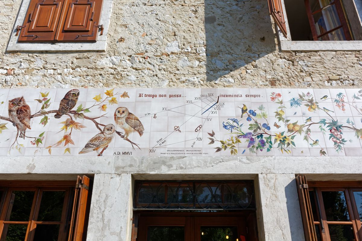 Il borgo dei misteri solari: qui il tempo si legge sui muri tra simboli, ombre e meridiane