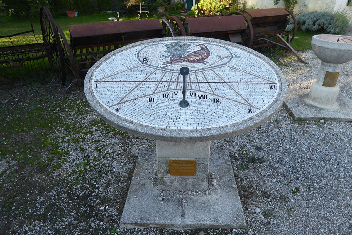 Il borgo dei misteri solari: qui il tempo si legge sui muri tra simboli, ombre e meridiane