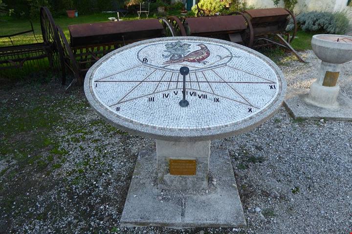 Il borgo dei misteri solari: qui il tempo si legge sui muri tra simboli, ombre e meridiane