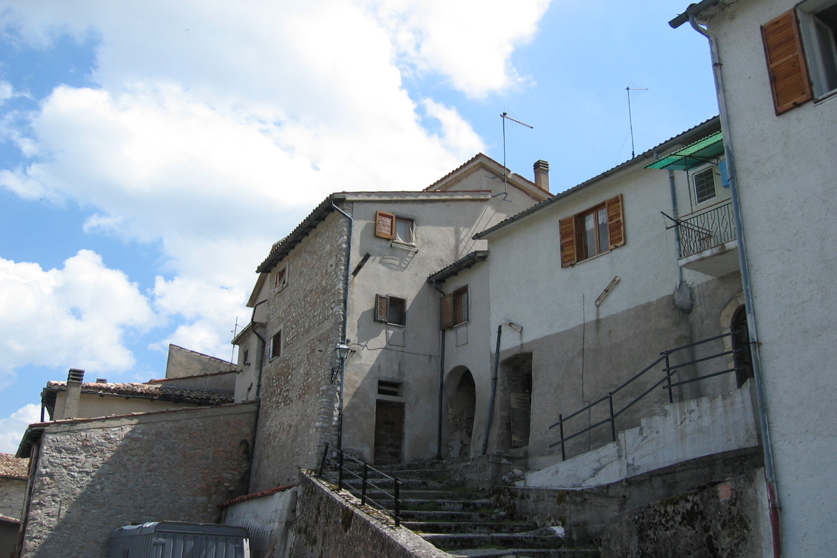 Soli 28 abitanti e altrettanti misteri: la ghost town dell'Umbria è la perfetta meta di inizio autunno