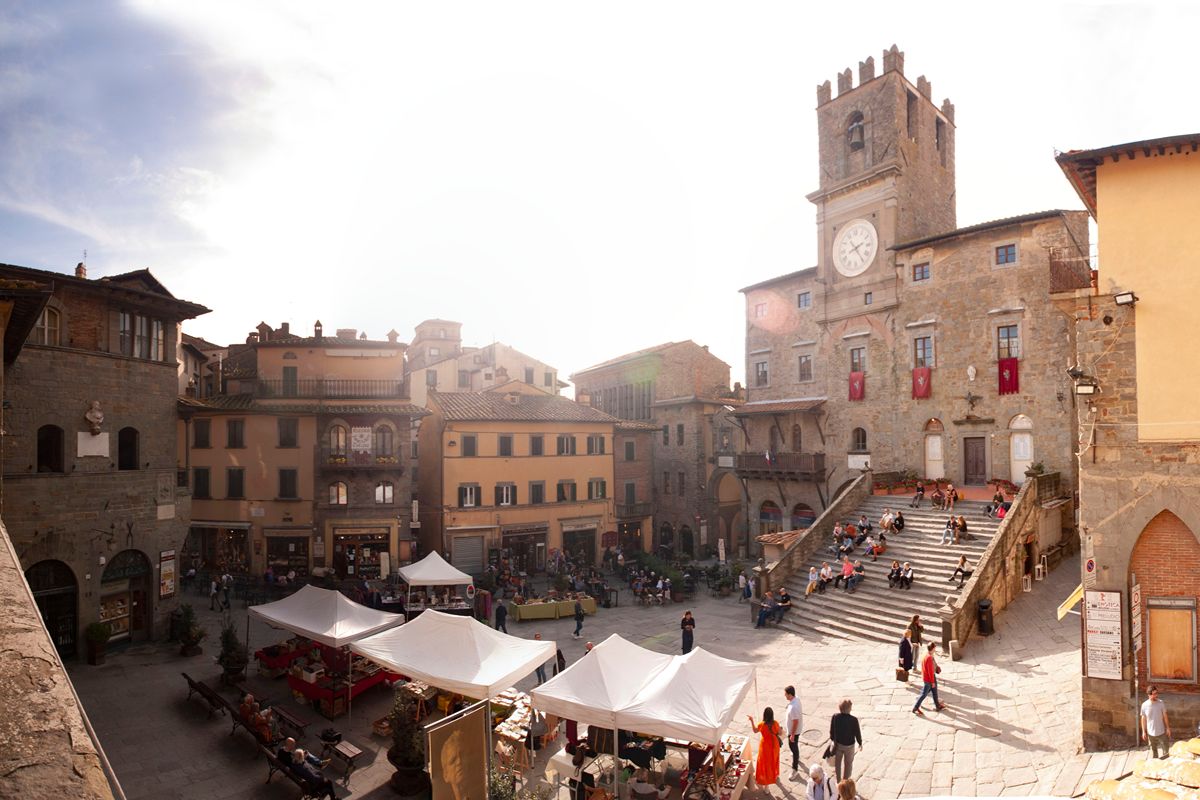 Toscana, la meraviglia della Val di Chiana è il borgo delle mura medievali... e della musica pop