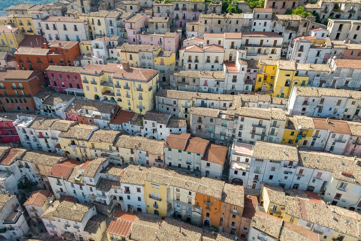 Non solo Vietri: in Campania c'è un'altra città delle ceramiche, e qui ogni casa ha un colore diverso