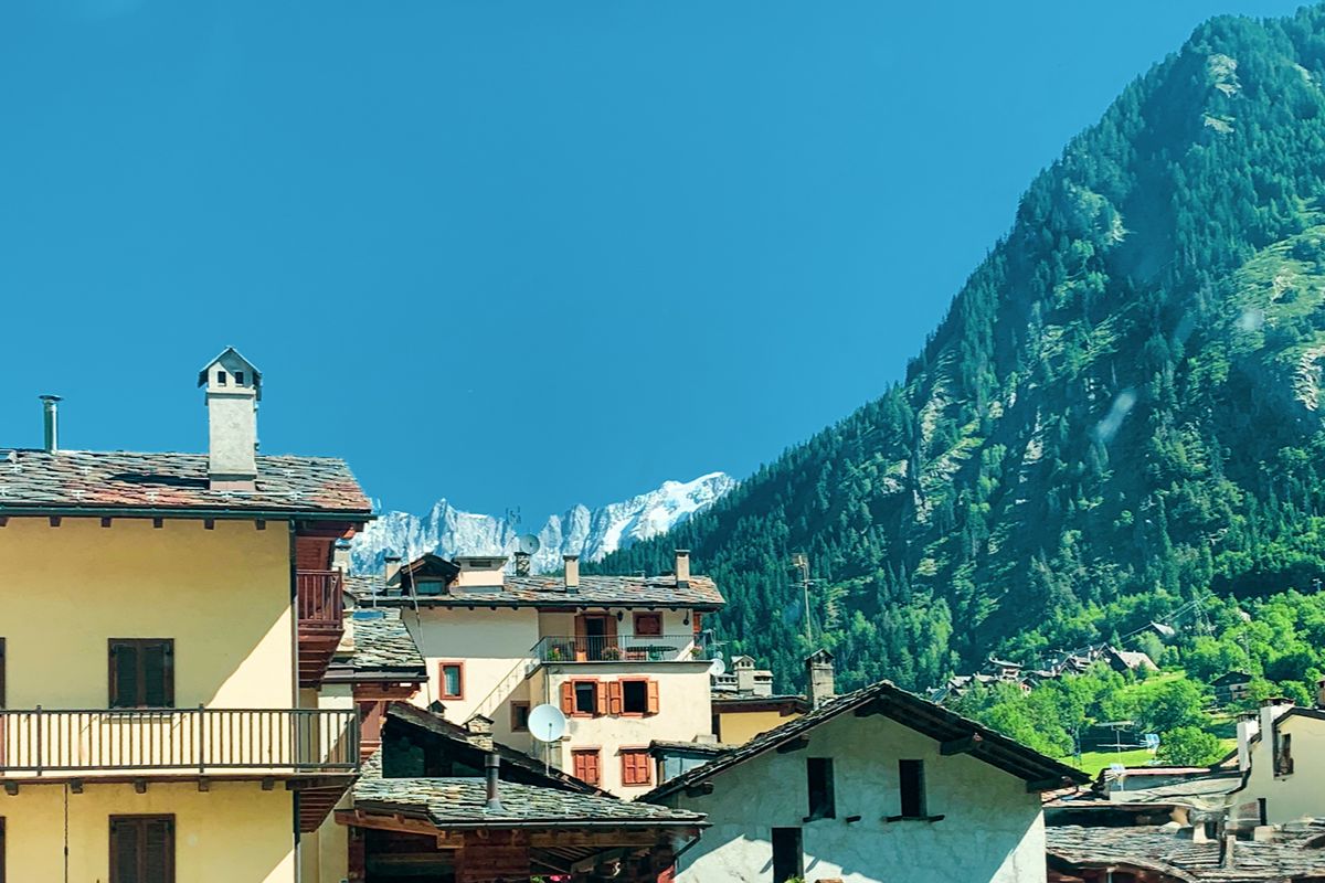 Neanche 1000 abitanti e tutto il fascino della montagna: hai mai visto il 'borgo delle piastrelle'?