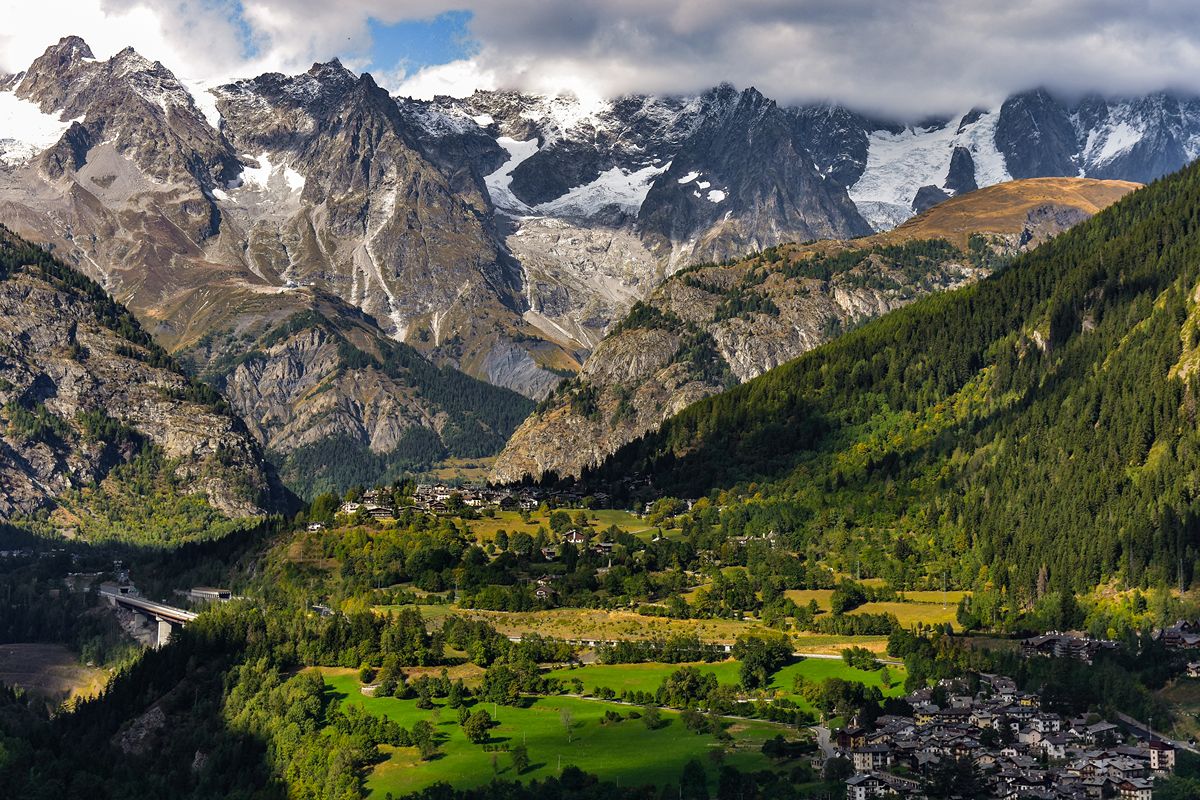 Neanche 1000 abitanti e tutto il fascino della montagna: hai mai visto il 'borgo delle piastrelle'?