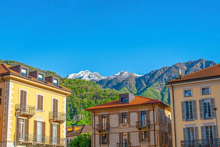 Sembra uscita direttamente dalle pagine di una fiaba: la capitale tra vicoli in pietra e un castello... hollywodiano