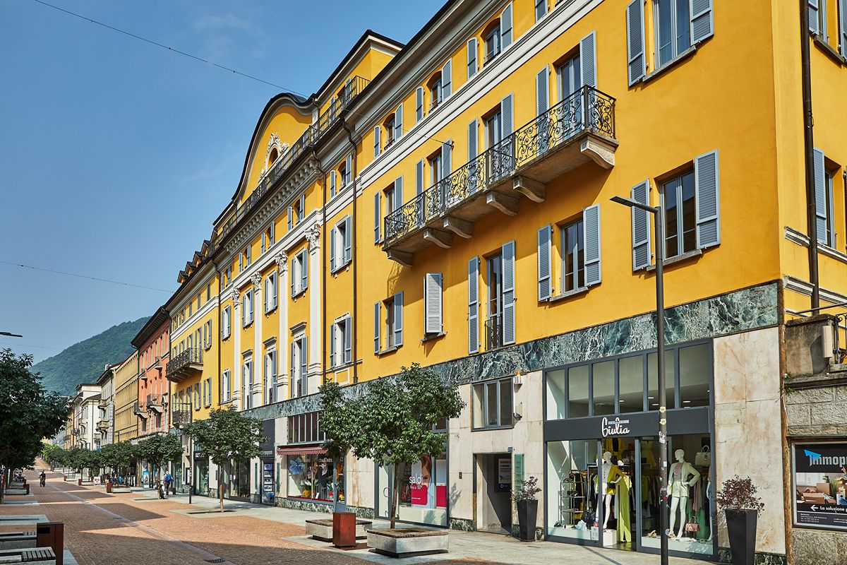 Sembra uscita direttamente dalle pagine di una fiaba: la capitale tra vicoli in pietra e un castello... hollywodiano