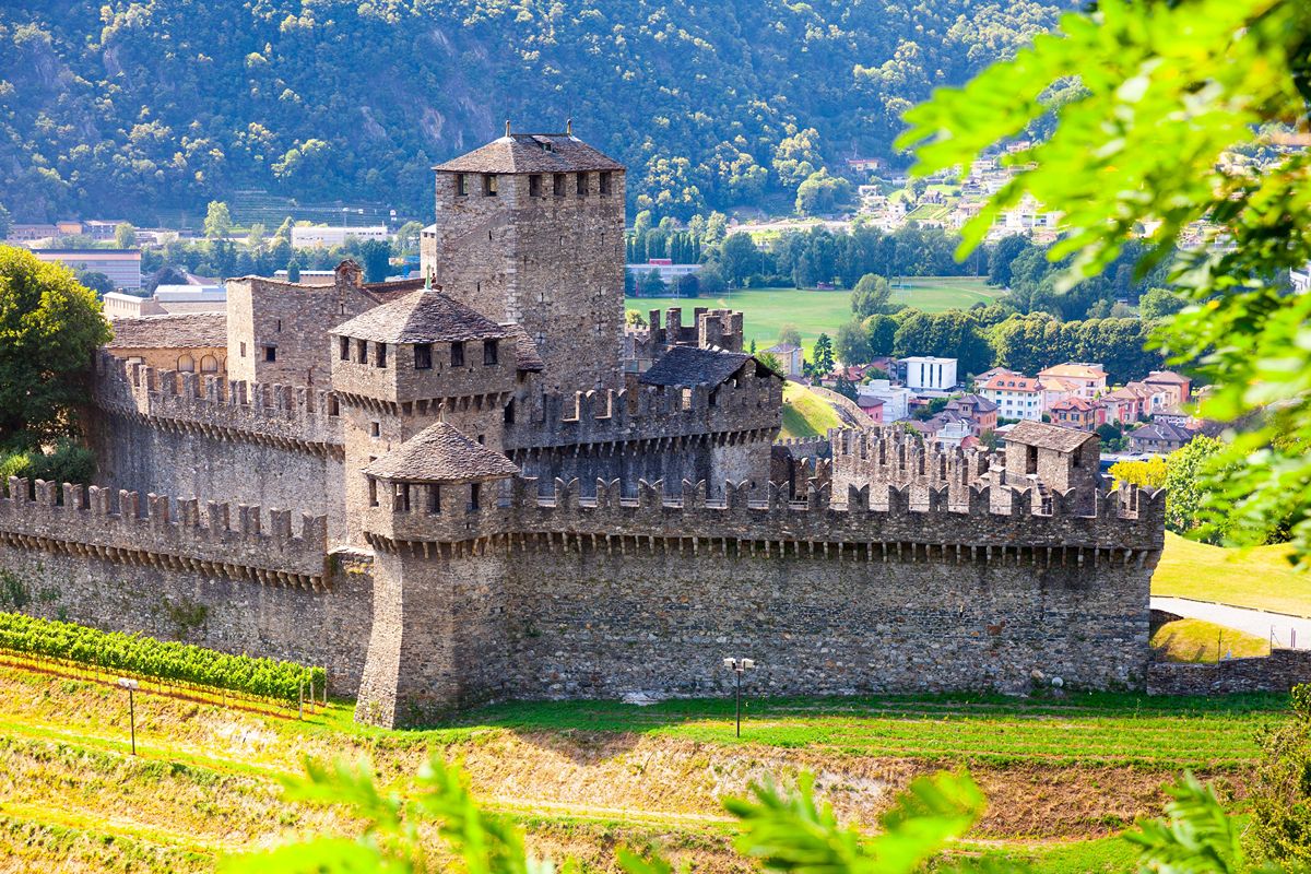 Sembra uscita direttamente dalle pagine di una fiaba: la capitale tra vicoli in pietra e un castello... hollywodiano