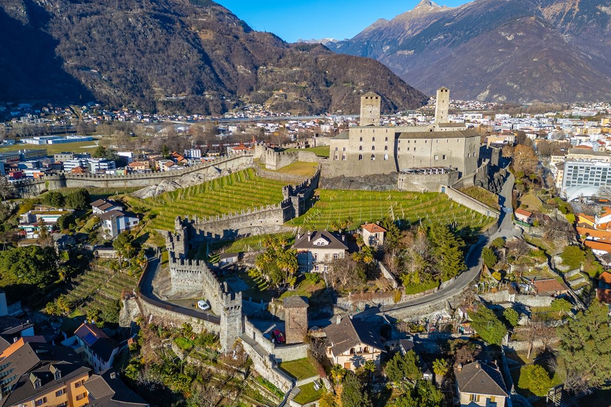 Sembra uscita direttamente dalle pagine di una fiaba: la capitale tra vicoli in pietra e un castello... hollywodiano