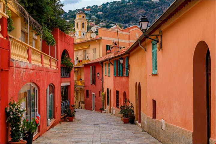A meno di un'ora dal confine c'è l'incredibile borgo-arcobaleno del Mediterraneo dove l'estate non finisce mai