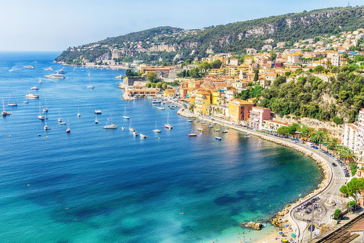 A meno di un'ora dal confine c'è l'incredibile borgo-arcobaleno del Mediterraneo dove l'estate non finisce mai
