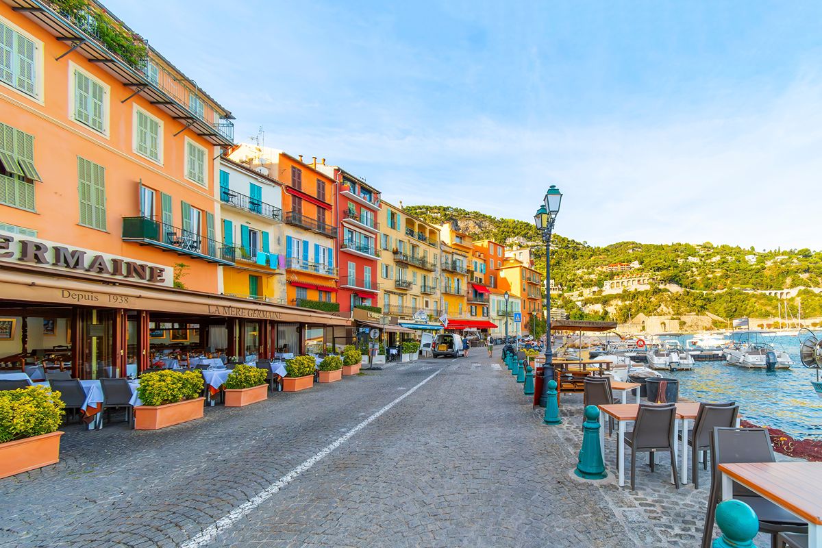 A meno di un'ora dal confine c'è l'incredibile borgo-arcobaleno del Mediterraneo dove l'estate non finisce mai