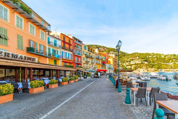 A meno di un'ora dal confine c'è l'incredibile borgo-arcobaleno del Mediterraneo dove l'estate non finisce mai