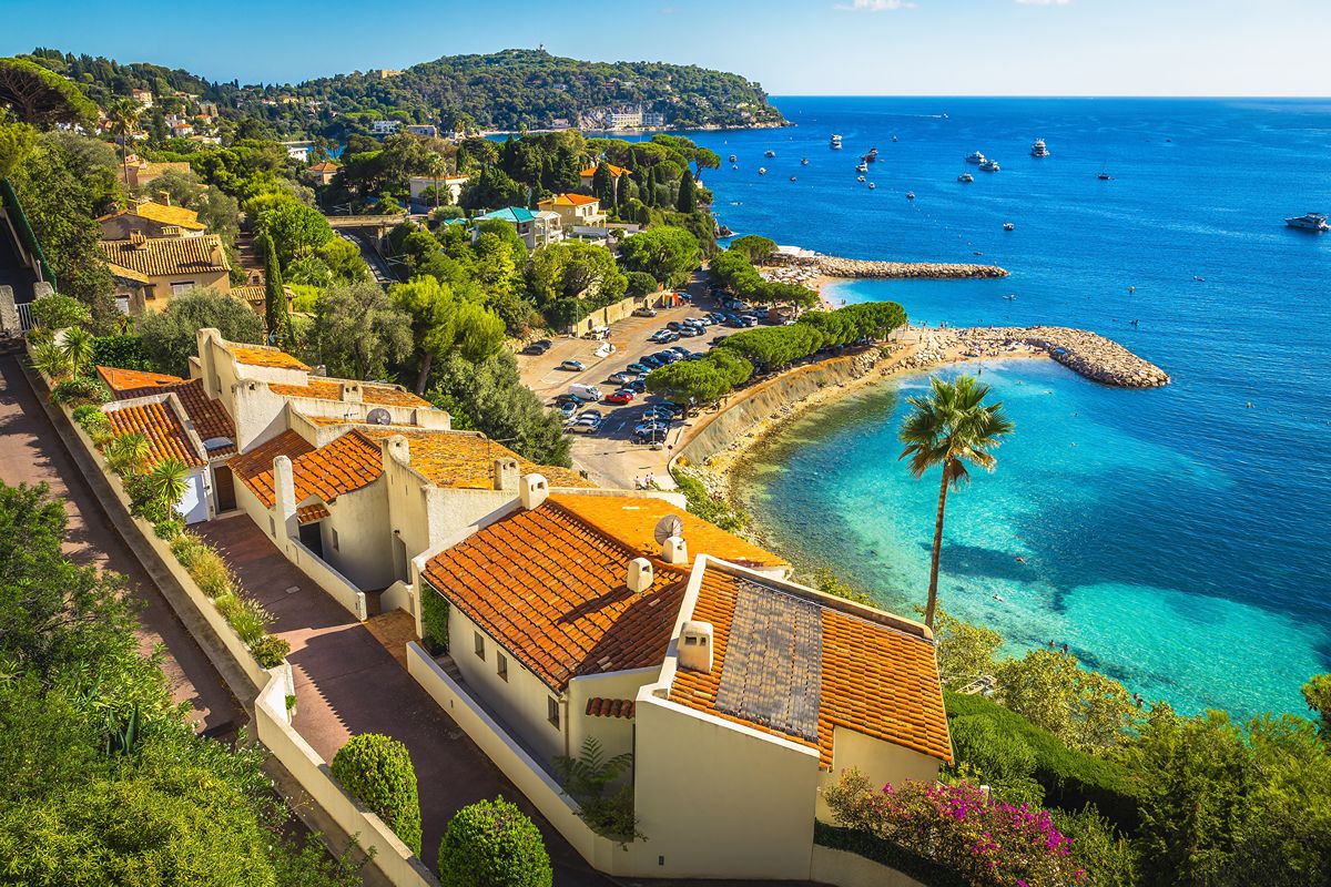 A meno di un'ora dal confine c'è l'incredibile borgo-arcobaleno del Mediterraneo dove l'estate non finisce mai