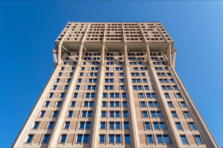 Lo hanno chiamato il palazzo più brutto d'Italia: si trova nel cuore di Milano e la sua è una storia di rinascita