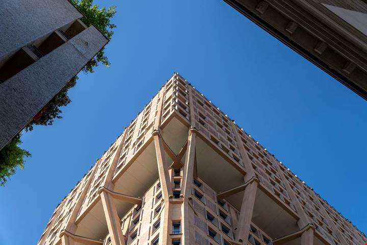 Lo hanno chiamato il palazzo più brutto d'Italia: si trova nel cuore di Milano e la sua è una storia di rinascita