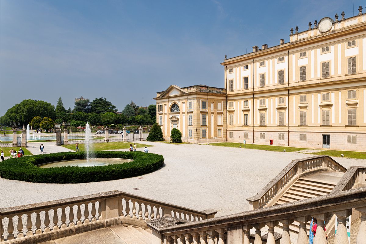 Il comune delle rose antiche: giardini, castello e profumi trasformano un paese in racconto