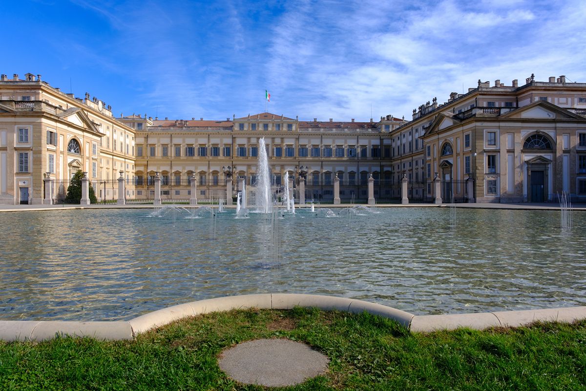 Il comune delle rose antiche: giardini, castello e profumi trasformano un paese in racconto