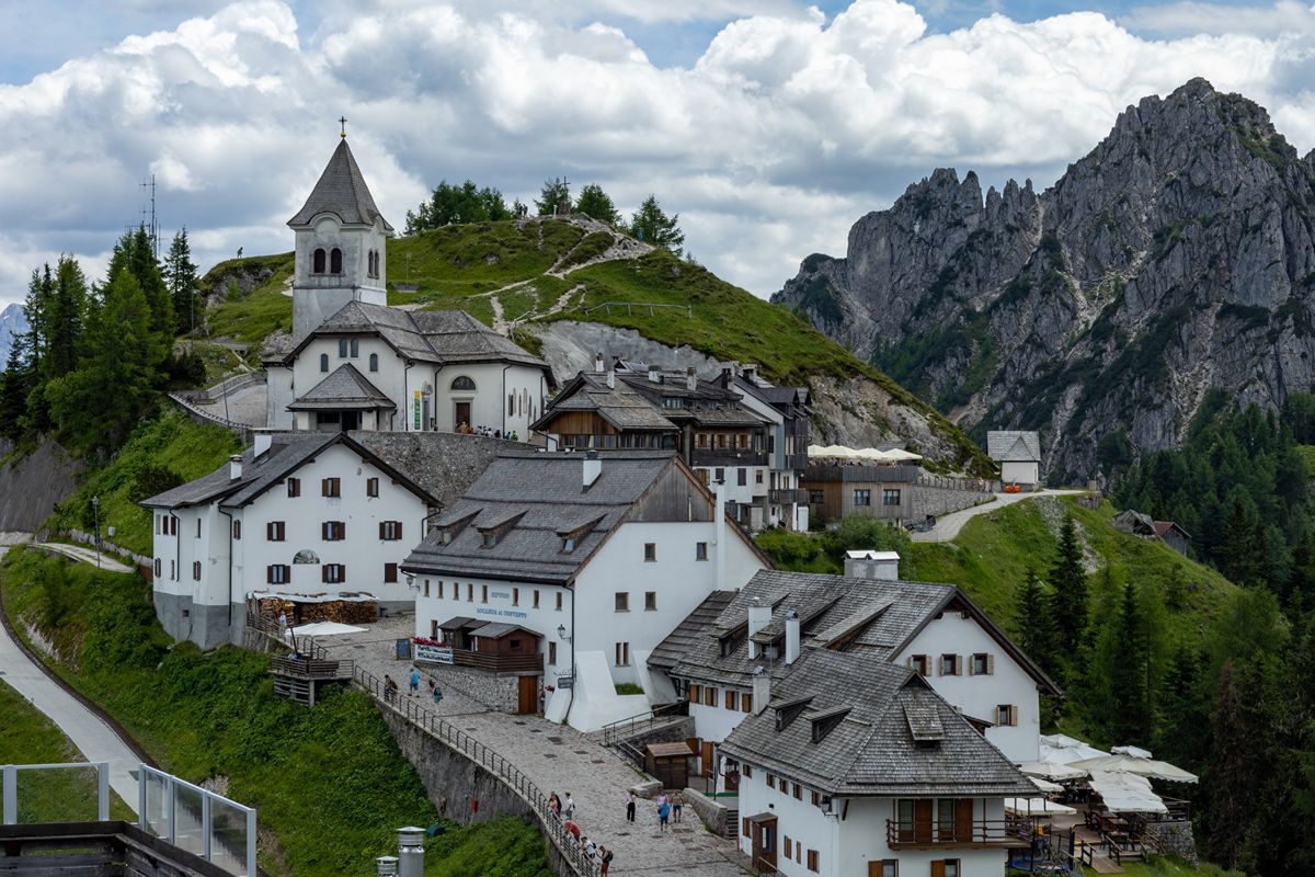 È il minuscolo borgo sulla cima della montagna dove ogni stagione regala un paesaggio nuovo