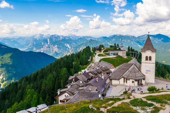 È il minuscolo borgo sulla cima della montagna dove ogni stagione regala un paesaggio nuovo