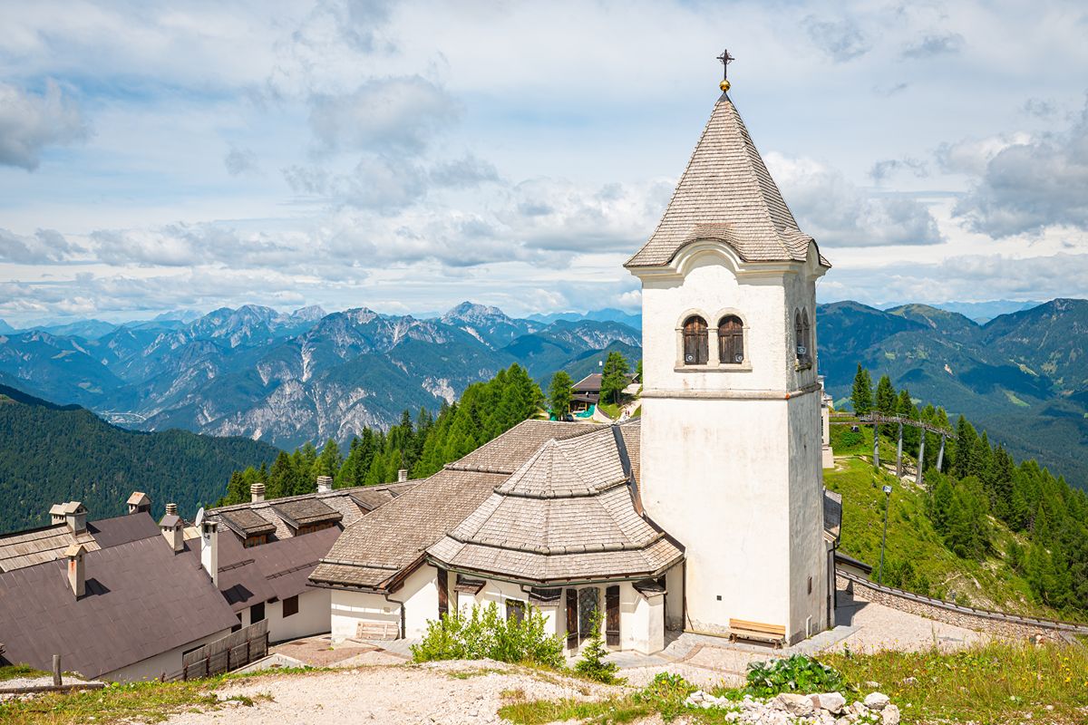 È il minuscolo borgo sulla cima della montagna dove ogni stagione regala un paesaggio nuovo