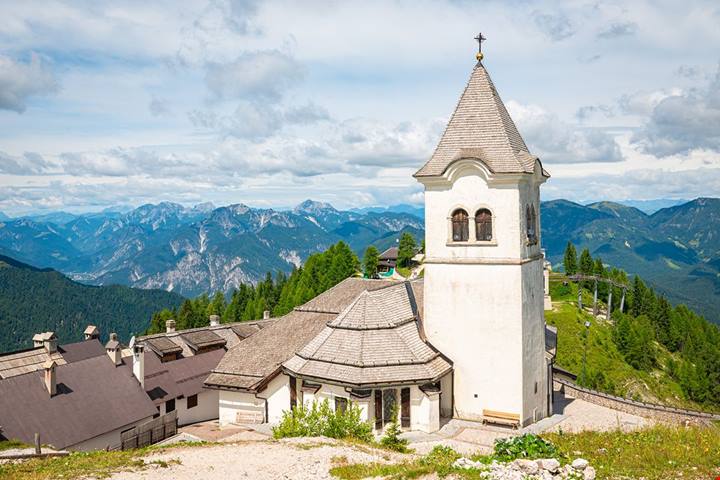 È il minuscolo borgo sulla cima della montagna dove ogni stagione regala un paesaggio nuovo