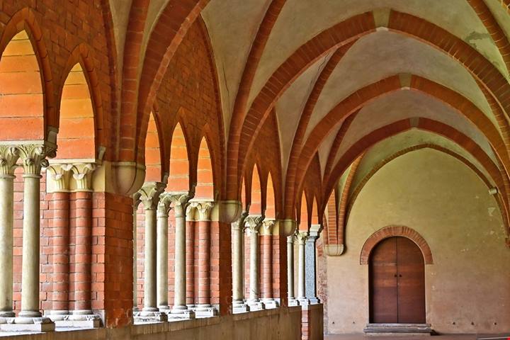 Da borgo di campagna a periferia d'autore: a soli 6 chilometri dal centro c'è l'abbazia dove la città scompare